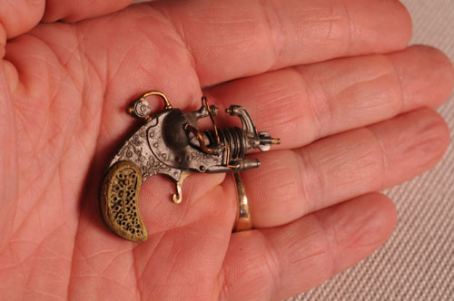 Victorious Mongoose miniature pistol by Weta