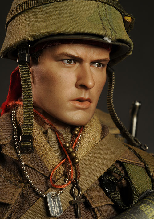 Platoon Chris Taylor Charlie Sheen action figure by Hot Toys