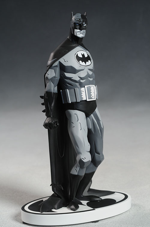Review and photos of Batman Black & White Mike Mignola statue by DCD