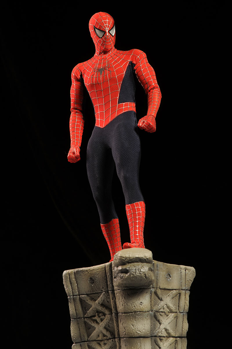 Action Figure Spider-Man 15cm Da Film - Tuta Nera E Rossa Con Mystery Web Gear E Accessorio - Giocattolo Ufficiale Per Bambini 4+ Anni