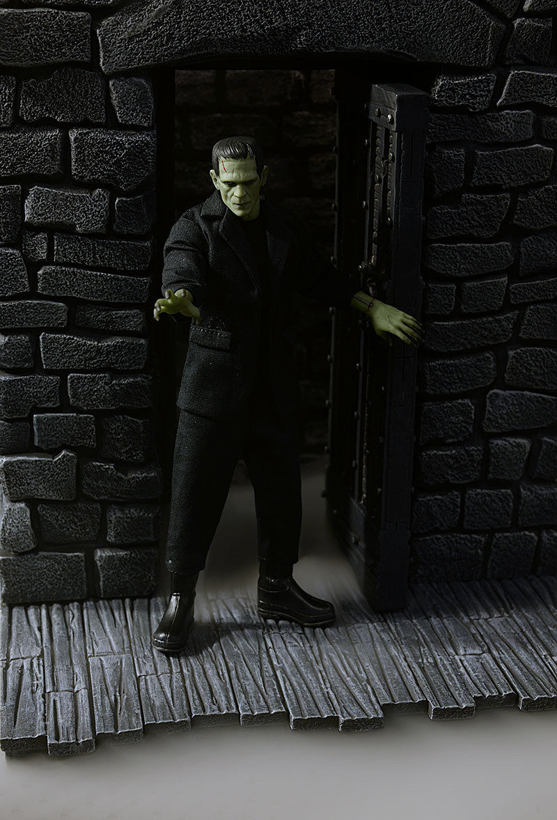 franOne:12 Collective Frankenstein Monster Diorama by Mezco Toyzkdio