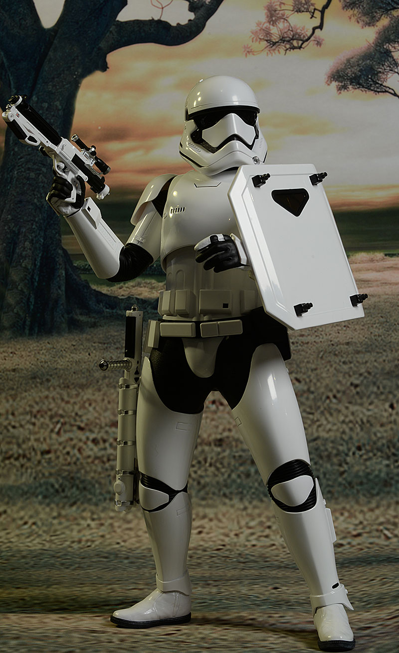 Star Wars Riot Control Stormtrooper 1/6th action figures by Hot Toys