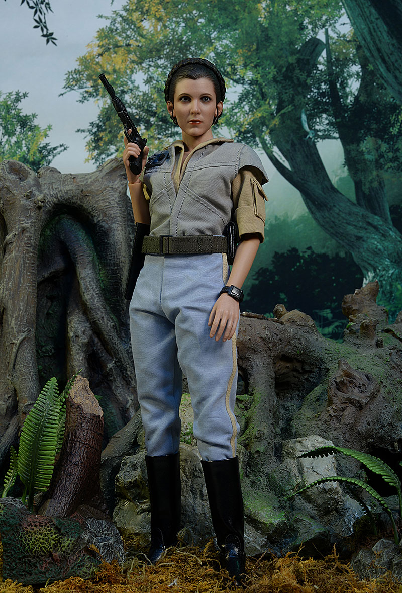 Princess Leia and Wicket Star Wars sixth scale action figures by Hot Toys