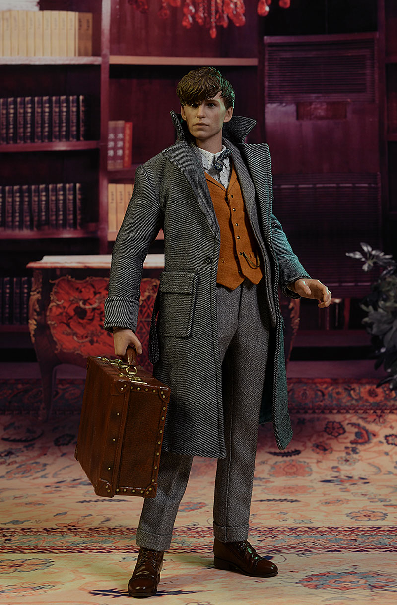 Newt Scamander Fantastic Beasts sixth scale action figure by Hot Toys