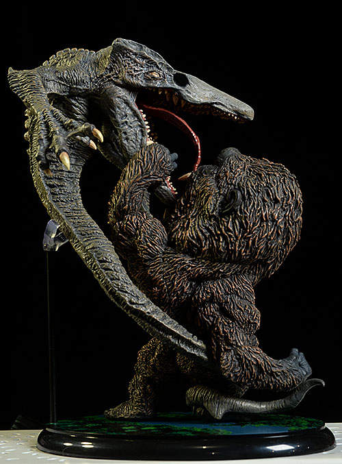 King Kong vs Skull Crawler Skull Island vinyl statue by Star Ace