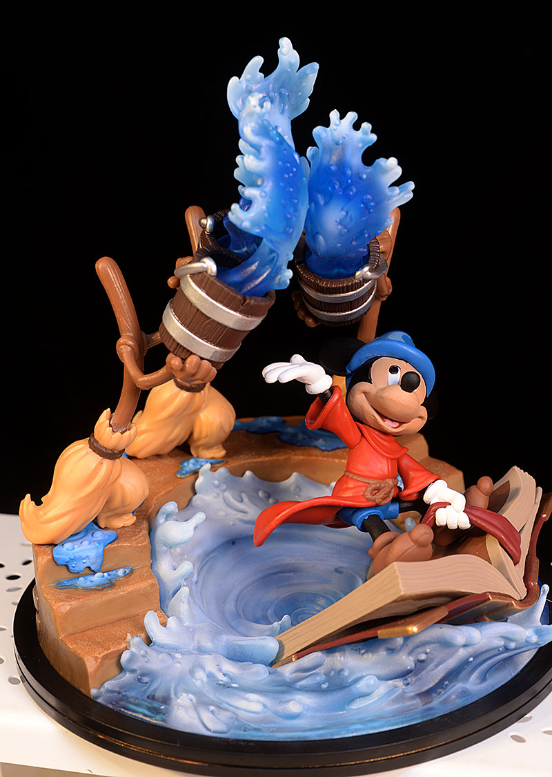 Sorcerer Mickey Fantasia Q-Fig statue by Qmx