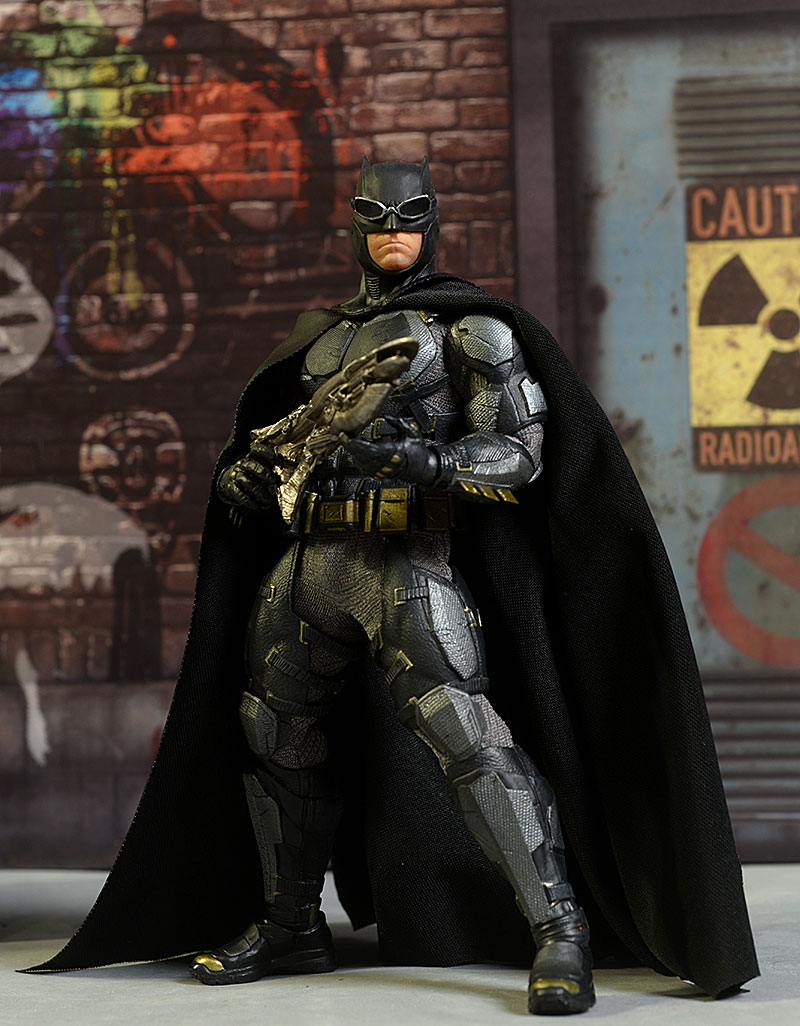 IN STOCK MEZCO ONE:12 COLLECTIVE Tactical Suit Batman JUSTICE LEAGUE Figure DCU 