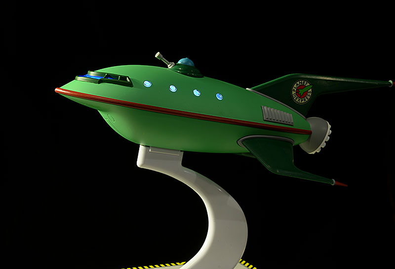 Futurama Planet Express Ship Master Series Replica by Quantum Mechanix