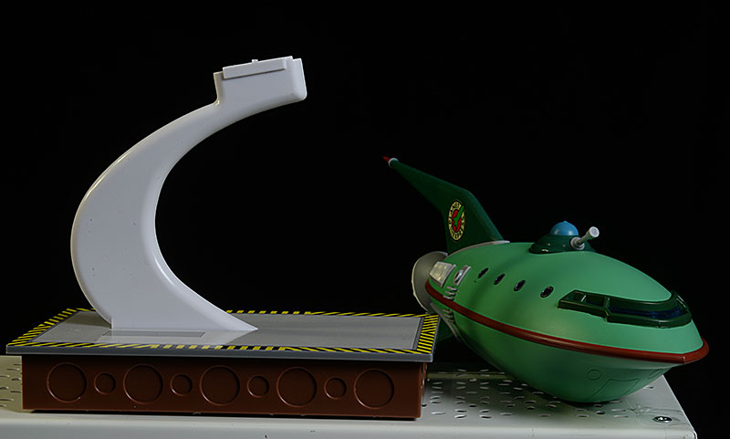 Futurama Planet Express Ship Master Series Replica by Quantum Mechanix