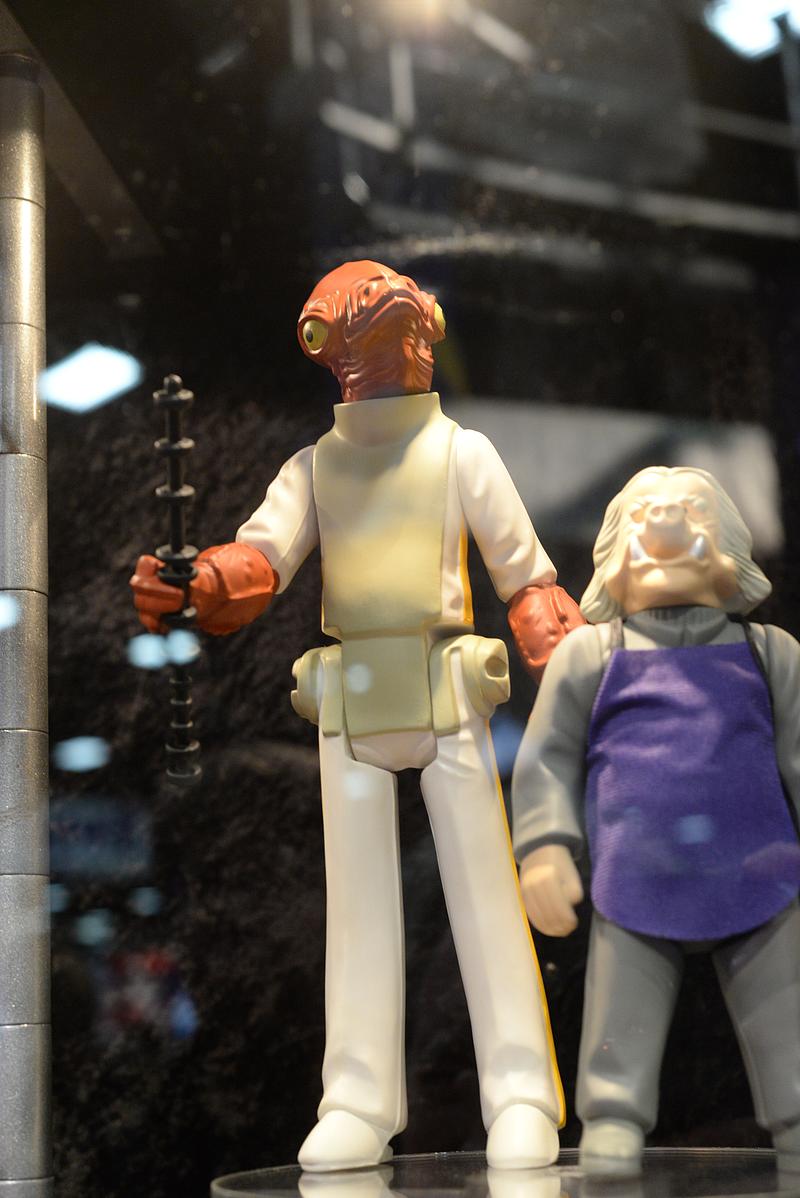 http://www.mwctoys.com/sdcc2015/images/sdcc2015_gentlegiant_24.jpg