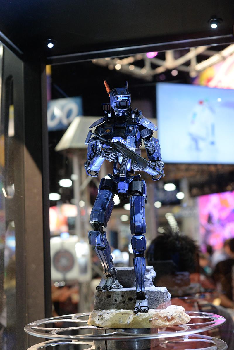 http://www.mwctoys.com/sdcc2015/images/sdcc2015_gentlegiant_47.jpg